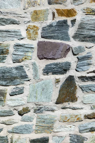 Muro di pietra fatto di pietre naturali — Foto Stock