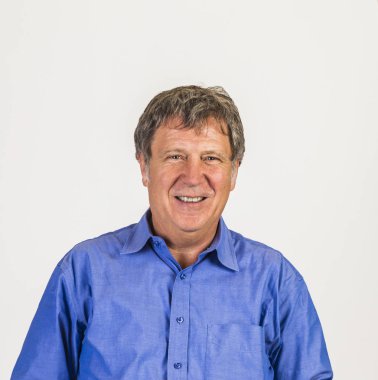 gülümseyen akıllı olgun adam