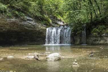 Fransız Jura Herisson şelaleler