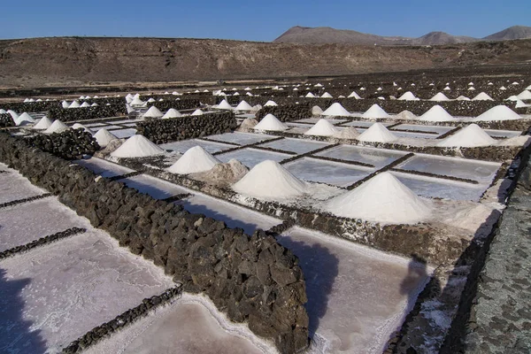 소금 광산 및 Janubio에 오래 된 역사적인 염 분에 더미 — 스톡 사진