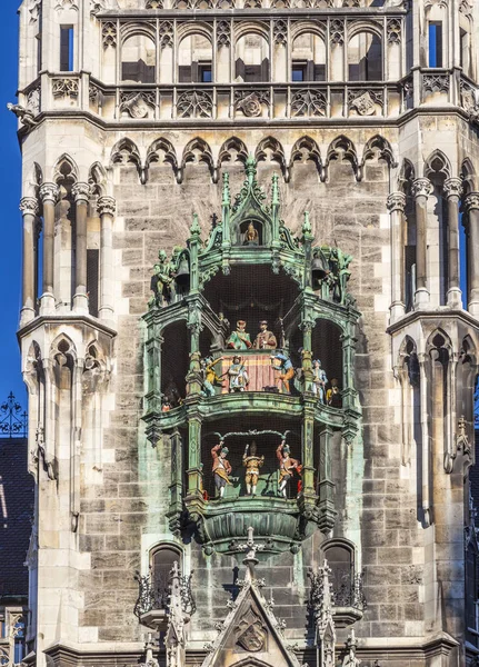 Rathaus München am marienplatz mit Glockenspiel — Stockfoto