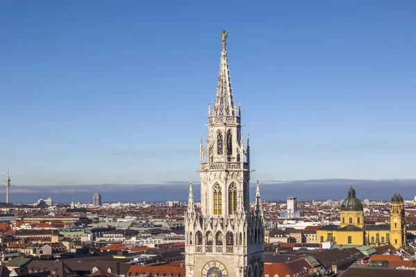 Antenne München mit Turm des neuen Rathauses — Stockfoto