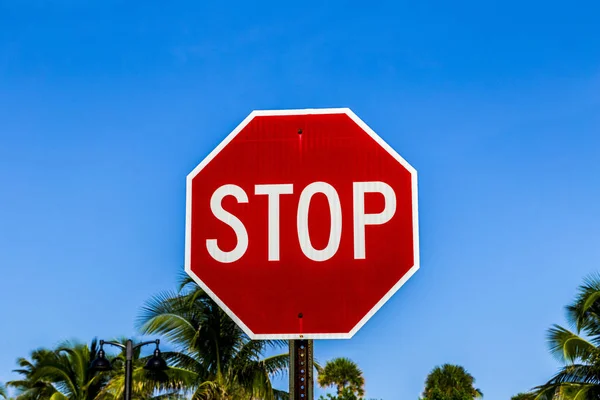 Stop sign under blue sky — Stock Photo, Image