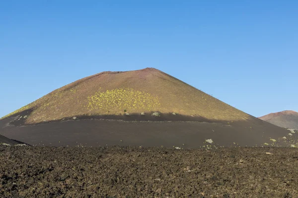 Volcanes en el parque nacional de Timanfaya cerca de Mancha Blanca —  Fotos de Stock