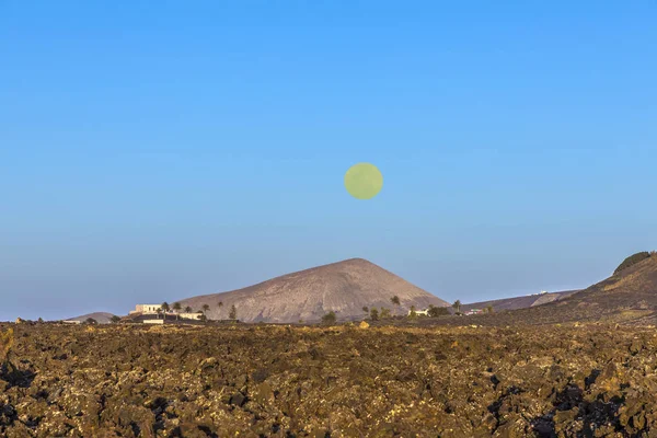 Hermosos volcanes en el parque nacional de Timanfaya cerca de Mancha Blanca —  Fotos de Stock