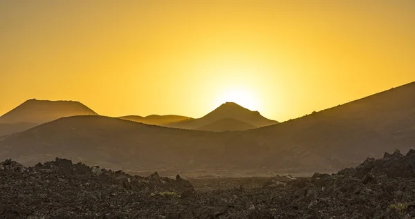 A Timanfaya Nemzeti park vulkanikus táj — Stock Fotó