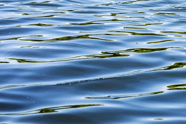 Reflexões na superfície do lago com ondas — Fotografia de Stock