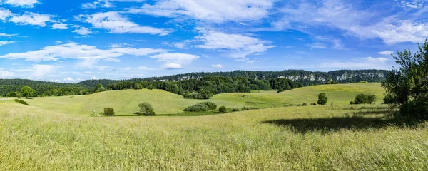 Landschaftlich reizvolle Landschaft Hügel und Wiesen in le frasnois in der ju — Stockfoto