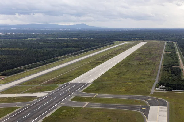 Antenowe West 18 pasa startowego na lotnisku we Frankfurcie — Zdjęcie stockowe