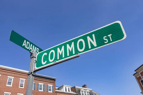 Calle signo calle común y calle adams en Boston —  Fotos de Stock