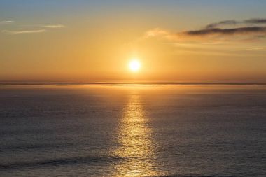 Gay kafa uçurumdan görülen Atlantik Okyanusu, romantik günbatımı