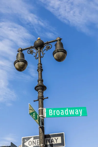 Rua sinal Broadway no vintage lanterna post — Fotografia de Stock