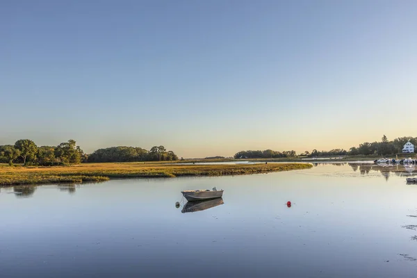 Amanecer escénico en los canales de Essex con barco — Foto de Stock