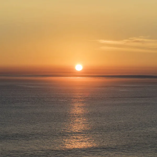 Romantisk solnedgang på det atlantiske hav set fra bøsse hoved klipper - Stock-foto