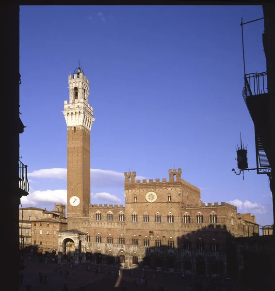 Siena centrum města, náměstí Campo (Piazza del Campo) při západu slunce — Stock fotografie