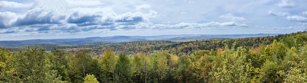 Paisagem panorâmica da Rota n.o 9 em Vermont para o moun verde — Fotografia de Stock