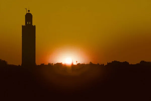 Sonnenuntergang in Marrakesch mit Minarett — Stockfoto