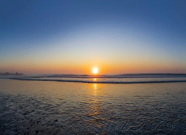 Wschód słońca nad Atlantykiem w Rye beach, New Hampshire. — Zdjęcie stockowe