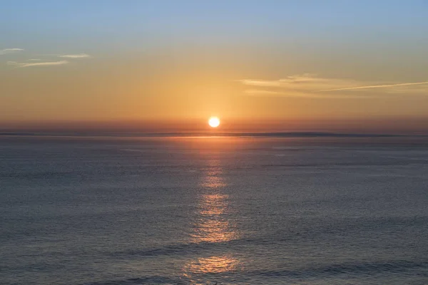 Romantico tramonto sull'oceano Atlantico visto dalle scogliere di Gay Head — Foto Stock