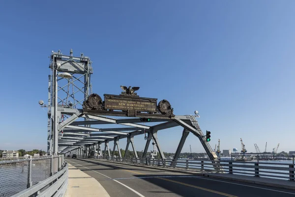 A Ponte Memorial sobre o Rio Piscataqua, em Portsmouth, w — Fotografia de Stock