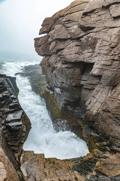 Thunder gat op de kustlijn van acadia national park — Stockfoto