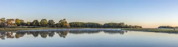 Schilderachtige zonsopgang op de grachten in Essex — Stockfoto