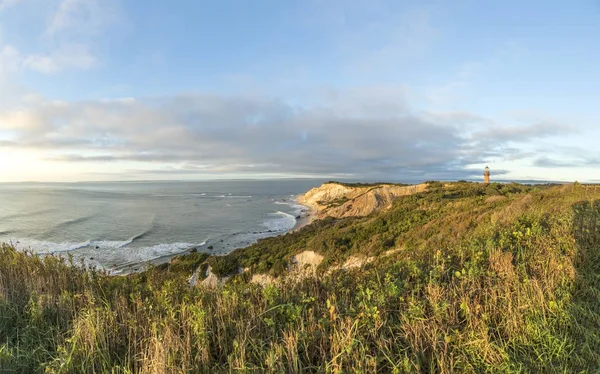 Gay Head Lighthouse y Gay Head acantilados de arcilla en el westernmo —  Fotos de Stock