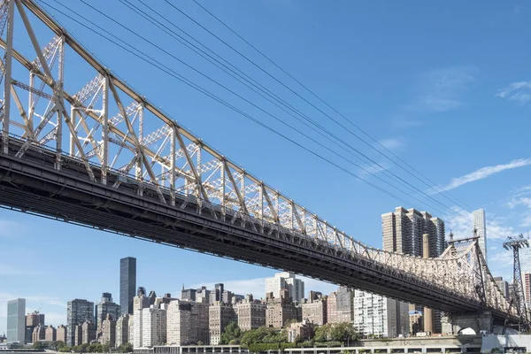 Queensboro bridge och spårväg kabel mot Manhattan skyline , — Stockfoto