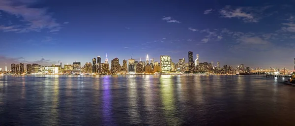 Blick auf die Skyline von New York mit Hudson River bei Nacht — Stockfoto