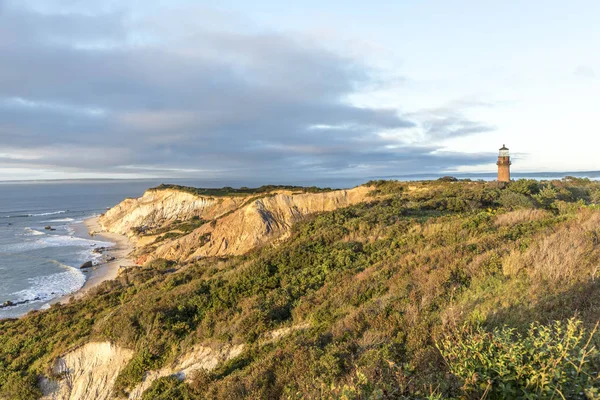 Gay Head Lighthouse și Gay Head stânci de lut la vest — Fotografie, imagine de stoc