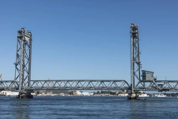 El puente conmemorativo sobre el río Piscataqua, en Portsmouth, w —  Fotos de Stock