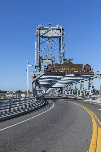 De Memorial Bridge over de Piscataqua rivier, in Portsmouth — Stockfoto