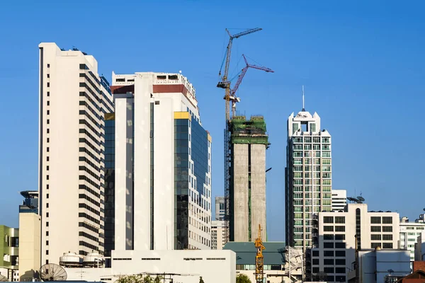 Nya skyskrapor byggdes vid en förort till Bangkok är nödvändiga för att — Stockfoto