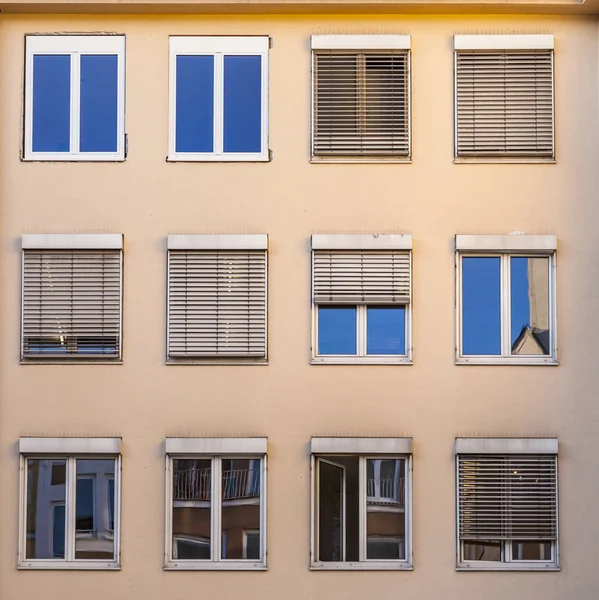 Fachada da casa com persianas — Fotografia de Stock