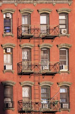 Eski evler, eski demir yangın merdiveni kurtarmak merdivenler