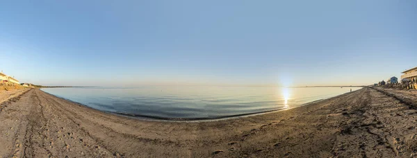 Spettacolare tramonto luminoso sulla spiaggia della città della Provincia — Foto Stock