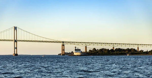 Ньюпорт мост с маяком на закате — стоковое фото