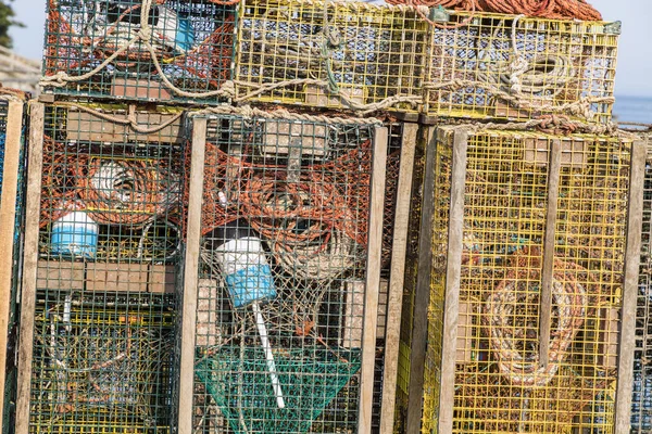 Gabbia per aragoste in un molo in un porto di pescatori — Foto Stock