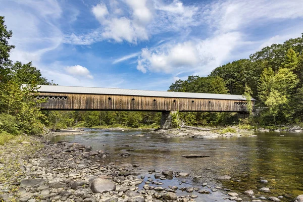 Längsta bron i Brattleboro Vermont över den västra rive — Stockfoto