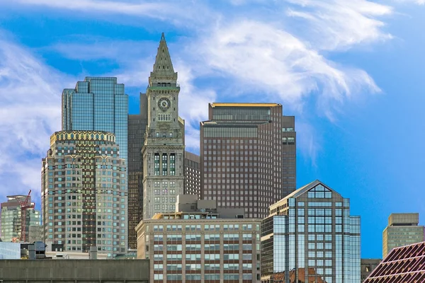 Met het oog op de skyline van Boston met klokkentoren en moderne wolkenkrabber — Stockfoto