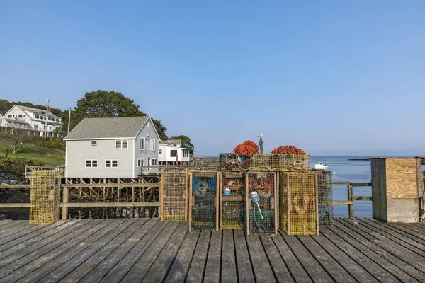 Kreeft kooi op een pier in een haven van fisher — Stockfoto