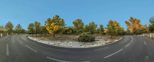 Curvy street στο αγροτικό τοπίο, η Προβηγκία — Φωτογραφία Αρχείου