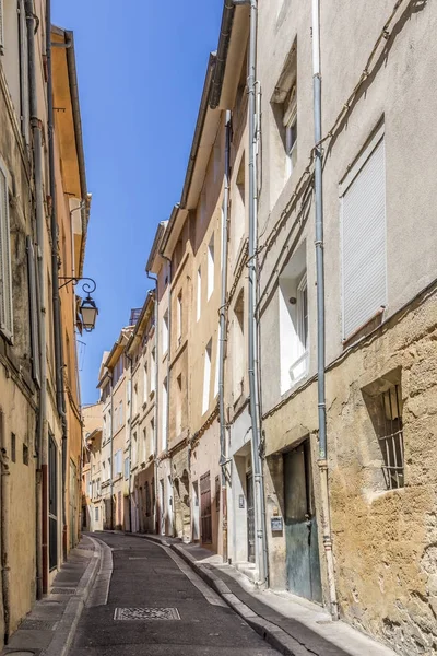 Narrow street with old houses in aix — Stock Photo, Image