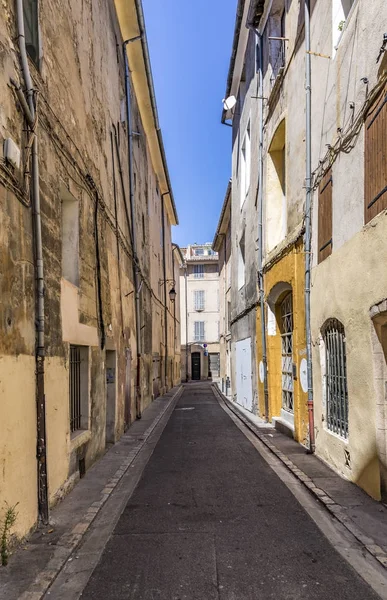 Narrow street with old houses in aix — Stock Photo, Image