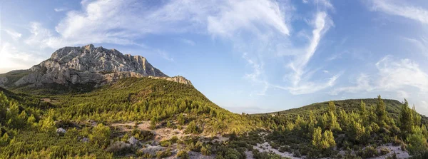 Monte sainte-victoire en la provence, la montaña de Cezanne — Foto de Stock