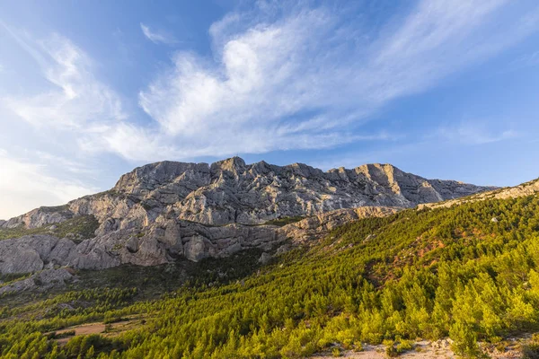 Monte sainte-victoire en la provence, la montaña de Cezanne — Foto de Stock