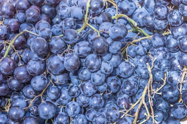 Гроздья винограда в фруктовом киоске на продовольственном рынке — стоковое фото