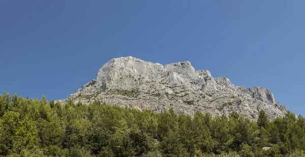 Montagne sainte-victoire dans la provence, la montagne de Cézanne — Photo