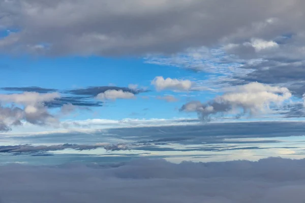 Aerea di cielo blu con nuvole piovose scure — Foto Stock