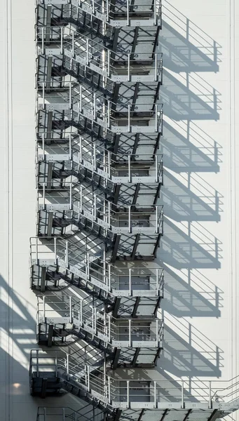 Scale di un edificio industriale per la fuga di sicurezza — Foto Stock